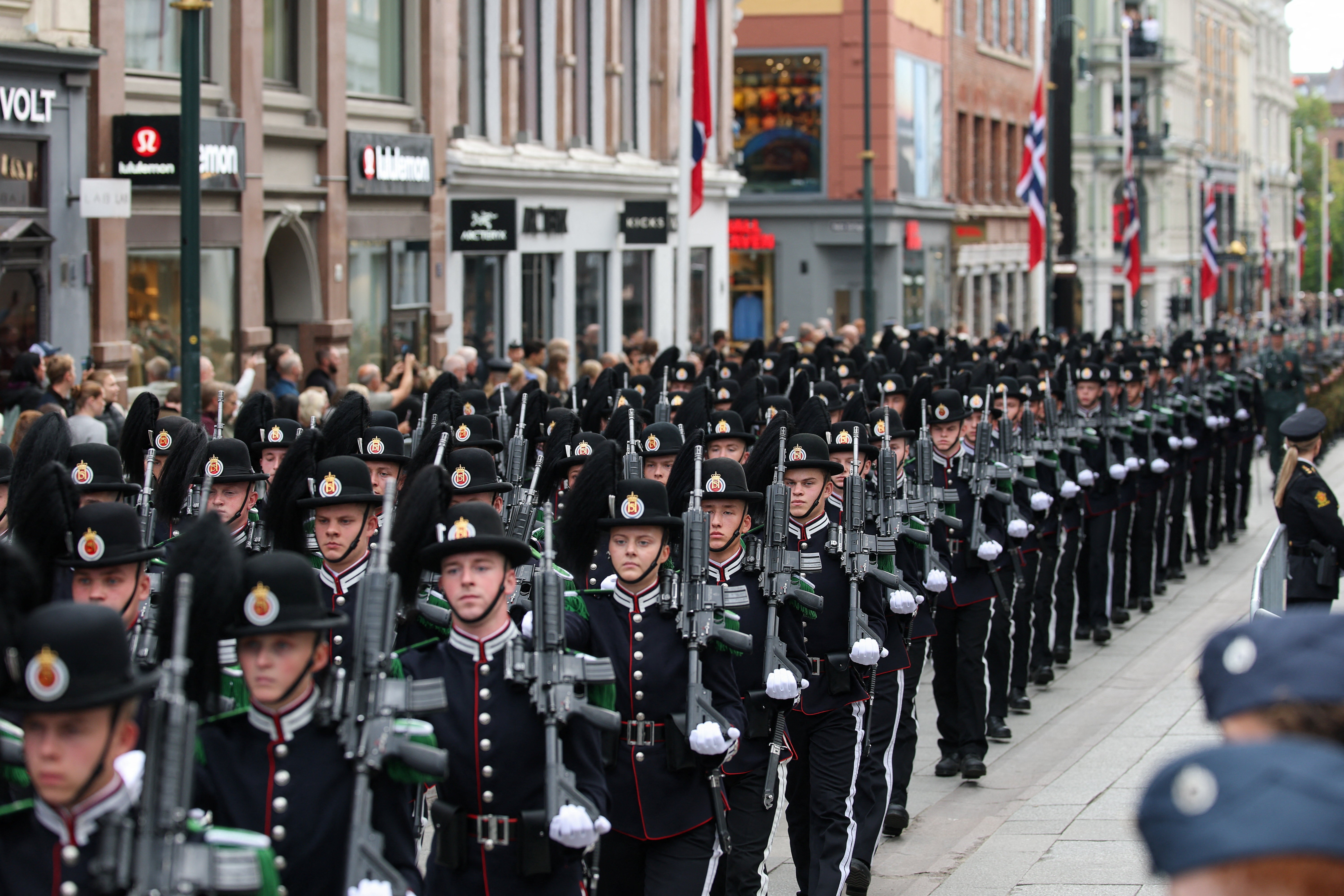 Noruega faz funeral do rei Harald com presença de multidão e de famílias reais europeias