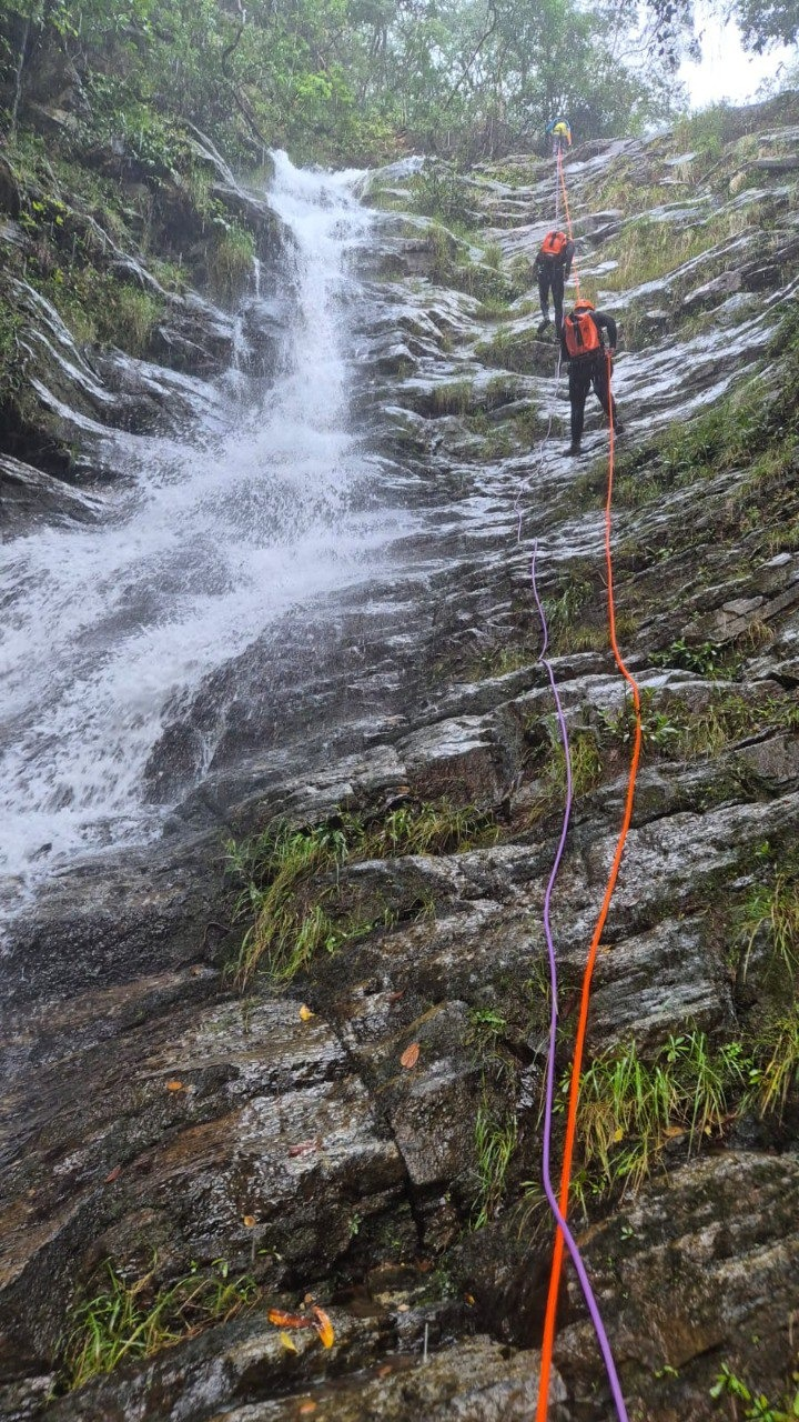 Homem que praticava rapel morre após ser atingido por cabeça d’água na Serra do Cipó
