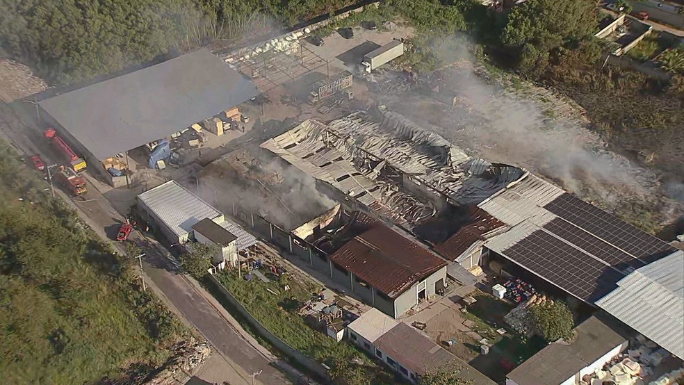 Visão aérea do incêndio na fábrica de colchões — Foto: Reprodução/TV Globo