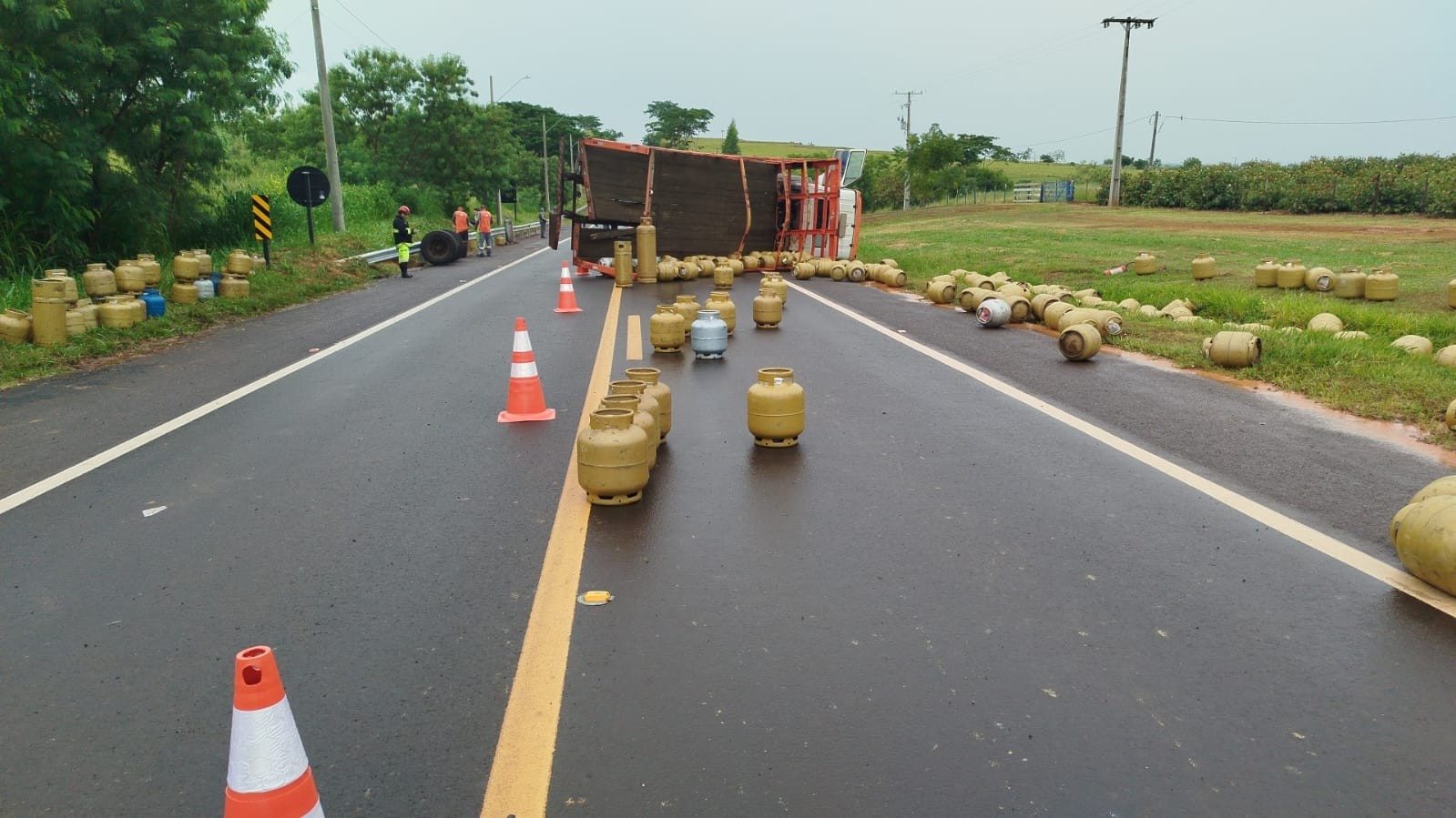 Estouro de pneu de caminhão espalha carga de 220 botijões de gás em estrada vicinal, em Salmourão