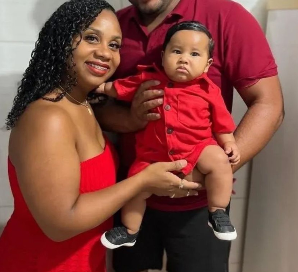 Mãe e filho de 10 meses morrem e motorista fica ferido após carreta tombar na Bahia