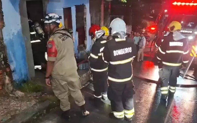 Incêndio destrói três cômodos de casa na Zona Leste de Manaus
