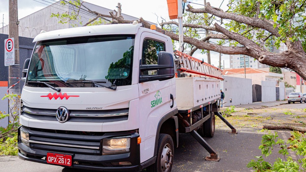 Ventania e chuva forte causa transtornos em Bauru (SP) — Foto: Prefeitura de Bauru/reprodução