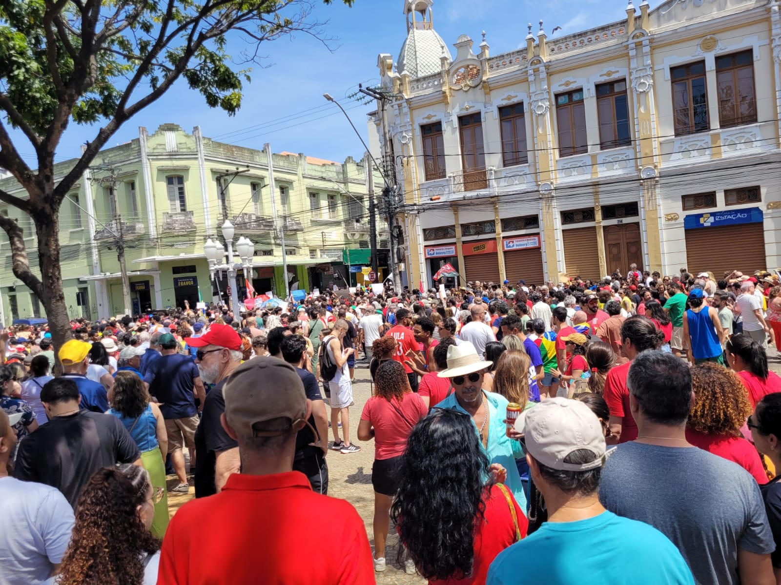 
Manifestantes fazem ato contra PEC da Blindagem e anistia em Juiz de Fora