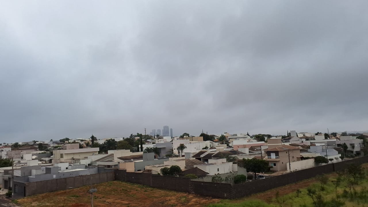 Com tempo 'abafado', Triângulo pode registrar metade do volume de chuva esperado para o mês no fim de semana