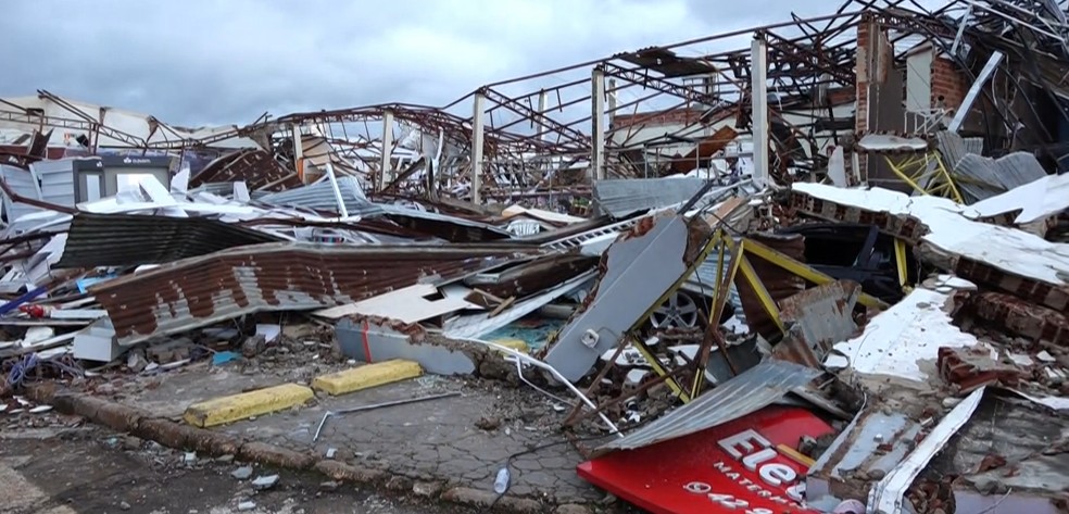 Mesma rua de comércios, no sábado (8), após o tornado. — Foto: RPC