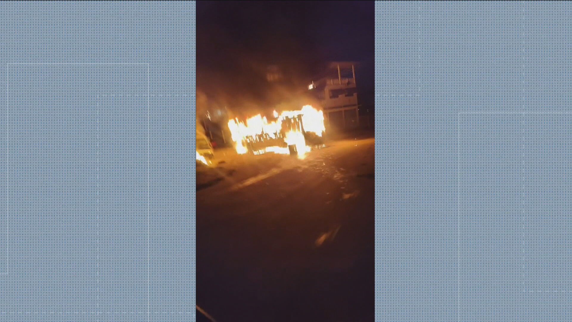 Após operação da PM com 2 mortos na Taquara, criminosos incendeiam e depredam ônibus