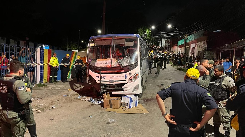 Micro-ônibus que atropelou participantes de procissão em Jaboatão dos Guararapes, no Grande Recife — Foto: Everaldo Silva/TV Globo