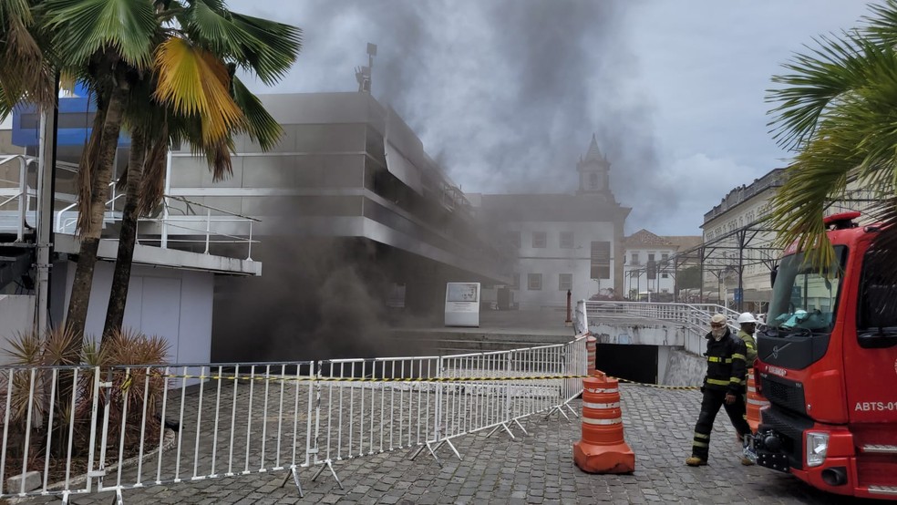 Incêndio atinge Prefeitura de Salvador — Foto: Eric Luís Carvalho/g1