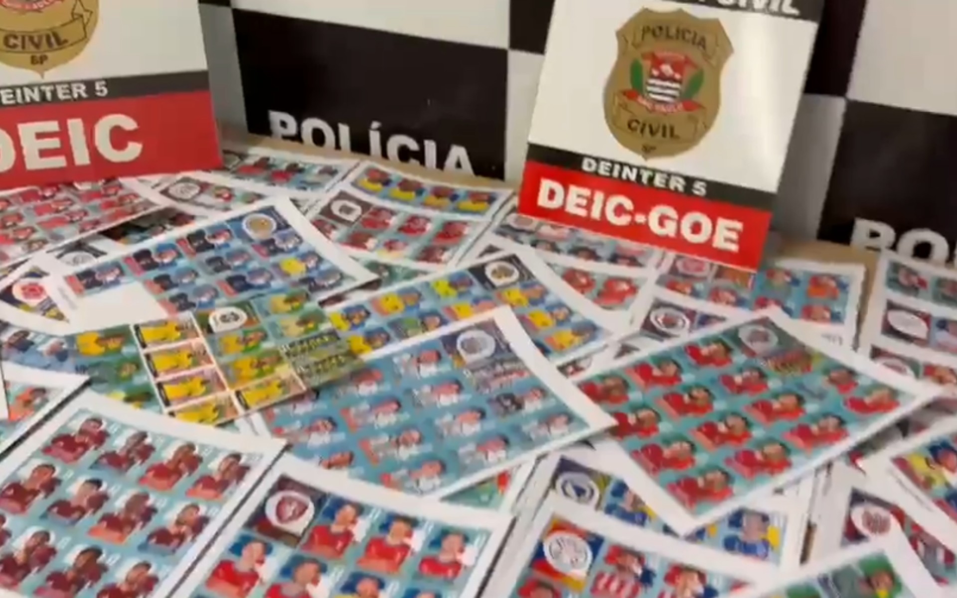 Polícia apreende figurinhas da Copa do Mundo em gráfica por suspeita de falsificação 