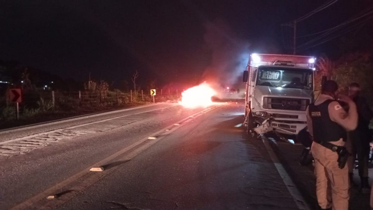 Caminhonete dirigida por policial penal bate em caminhão boiadeiro e veículo pega fogo na BR-259, em MG