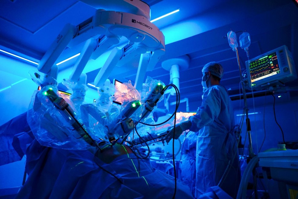 Robô sendo operado pelos médicos durante cirurgia — Foto: Hospital Samar
