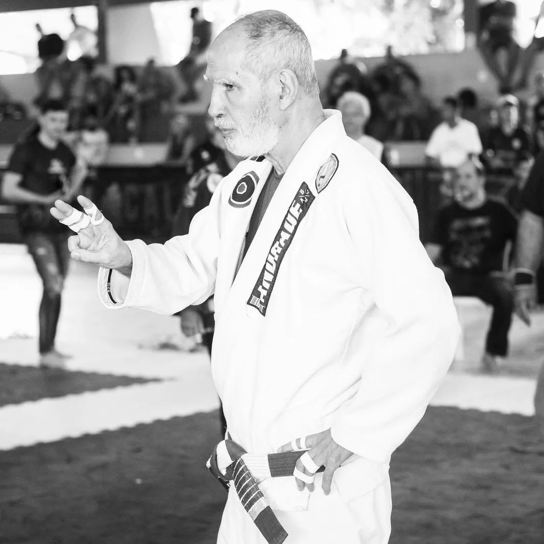 Professor de Jiu-Jitsu morre minutos após vencer luta e ganhar medalha de ouro em competição no Recife