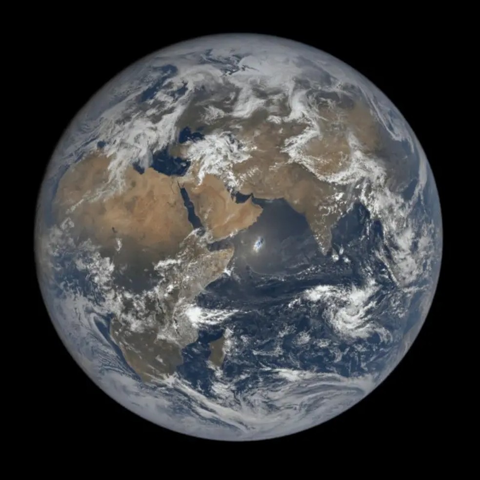 Aqui vemos a Terra em um ângulo diferente da Blue Marble original — esta imagem foi tirada pela Epic em uma época diferente do ano, em 14 de abril de 2025 — Foto: Nasa Epic