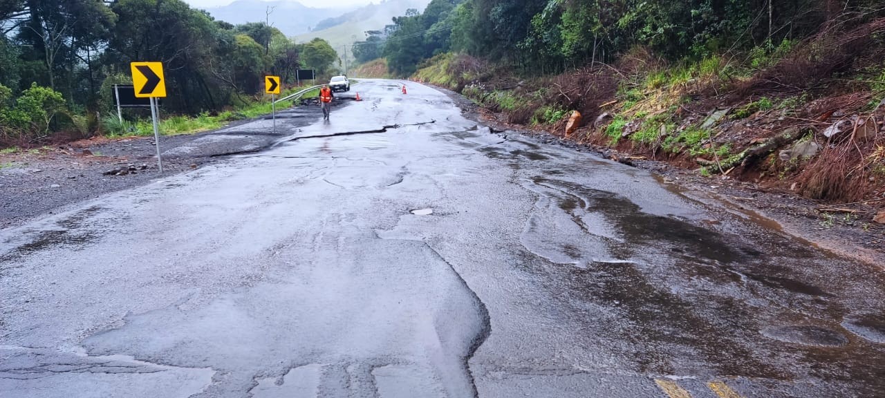 Rachaduras interditam rodovia entre cidade turística de SC; FOTOS