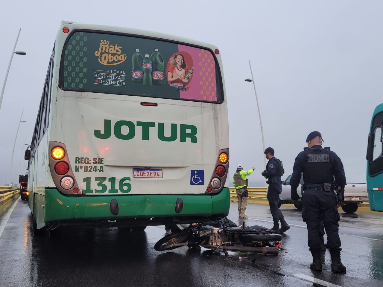 Acidente entre moto e ônibus bloqueia ponte de acesso à Ilha e causa filas em Florianópolis