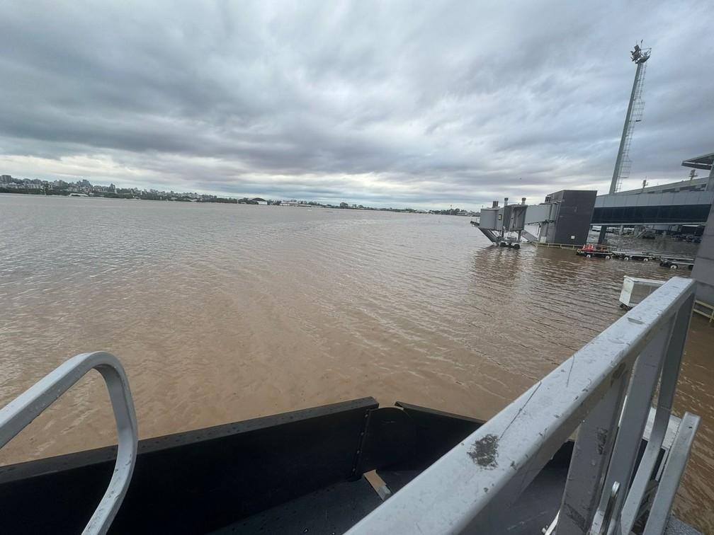 6 de maio - Pista do Aeroporto Salgado Filho, em Porto Alegre, foi tomada pela água — Foto: Fraport