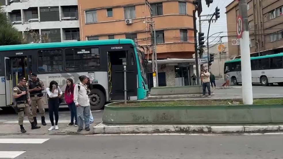Idoso foi atropelado por ônibus enquanto atravessava a Avenida Rio Branco, em Juiz de Fora — Foto: Simón Arévalo