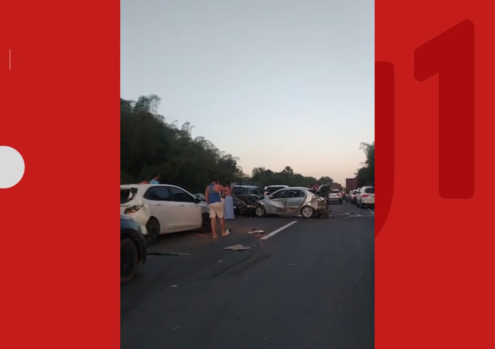 Caminhão tomba, derrama carga e provoca engavetamento entre vários veículos na BR-324