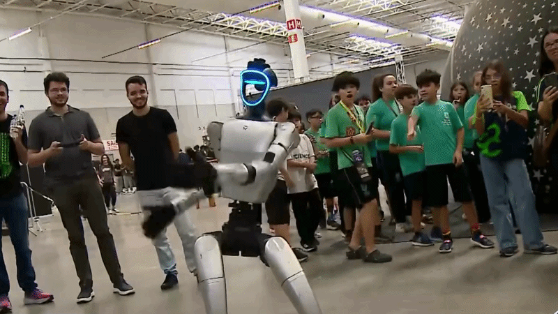 Robô humanoide dança e faz tarefas simples em evento de ciência em São José dos Campos; vídeo