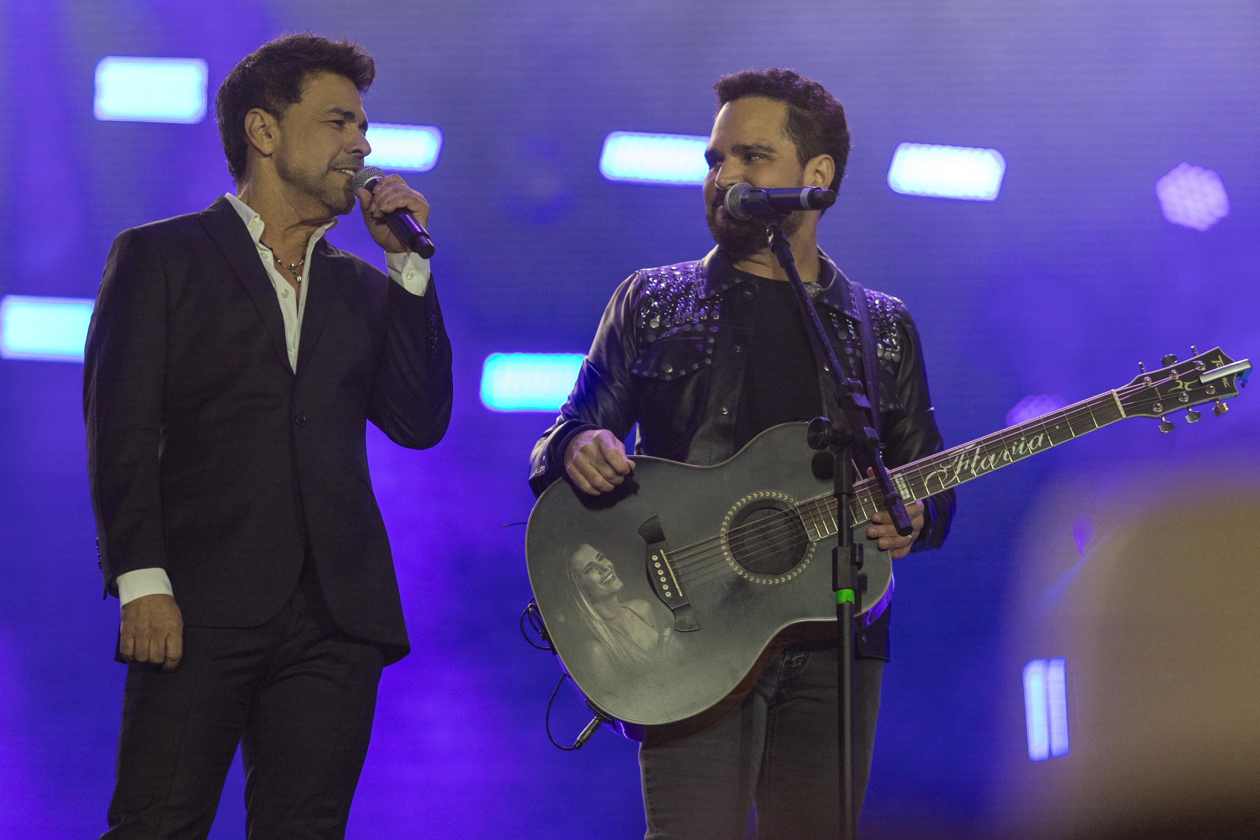 VÍDEO: contrabaixo cai em show de Zezé di Camargo e Luciano e dupla brinca com músico: 'Agora vi que é importante mesmo'