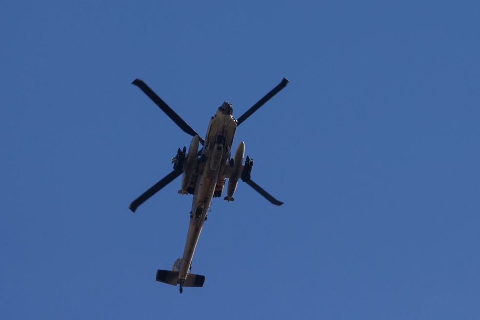 Helicóptero Apache do exército israelense sobrevoa a fronteira sul do Líbano. — Foto: Jalaa Marey / AFP