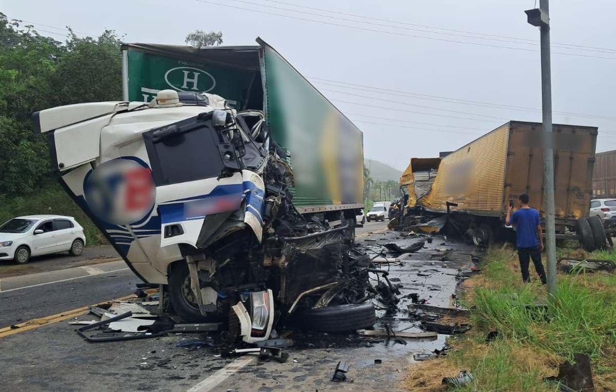 Acidente entre duas carretas deixa ao menos dois feridos graves e interdita a BR-393 em Barra do Piraí