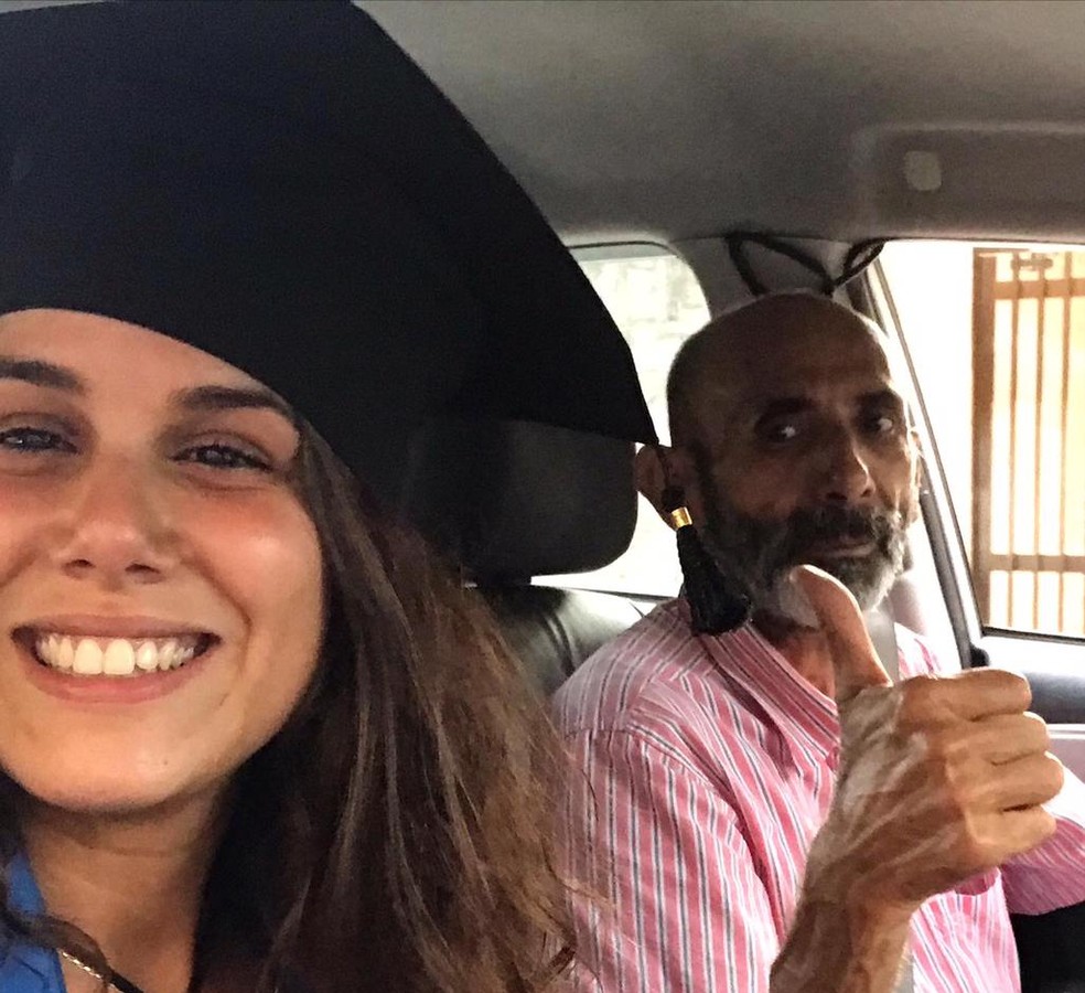 Jovem veste uniforme da m e faxineira para homenage la em