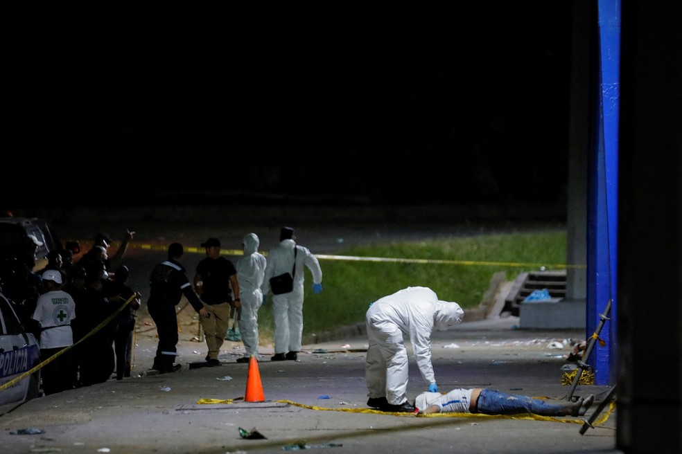 Tumulto deixa pelo menos 9 mortos durante partida de futebol em El Salvador — Foto: REUTERS/ Jose Cabezas