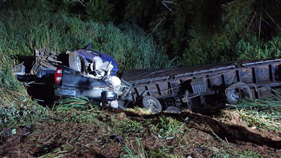 Carreta e caminhonete se envolvem em acidente de trânsito em Pindorama (SP) — Foto: Arquivo pessoal