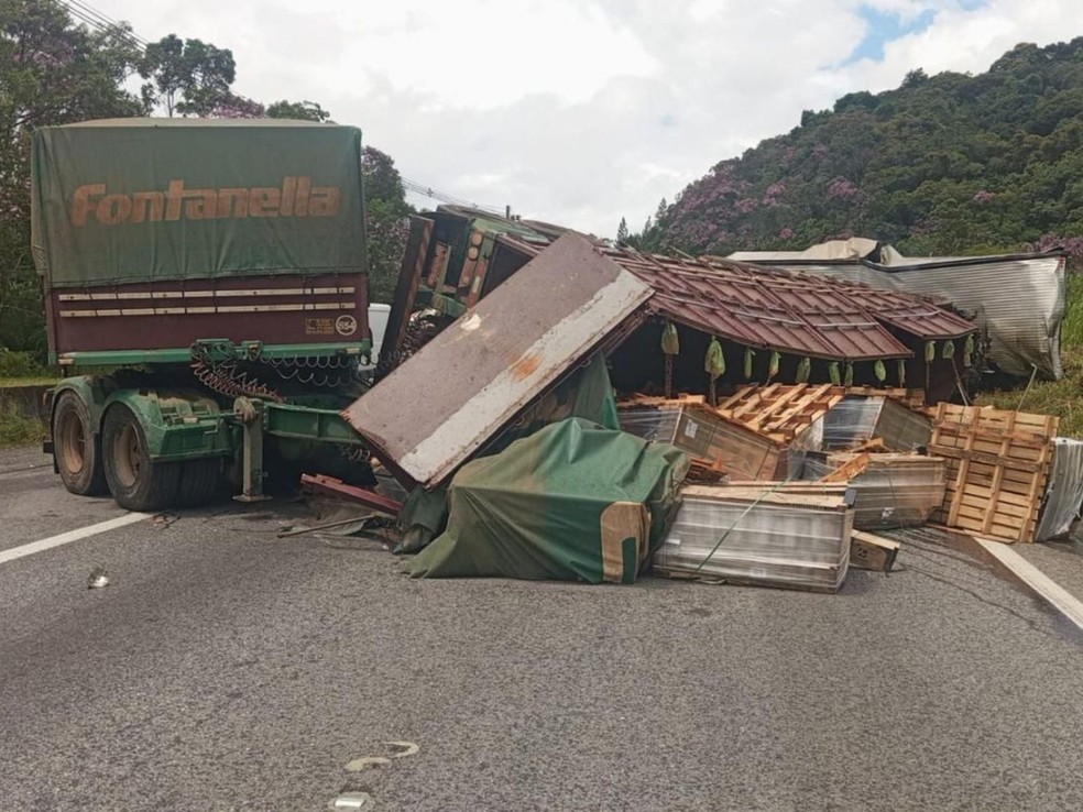 Acidente ocorreu na altura do km 350, em Miracatu (SP) — Foto: Redes sociais