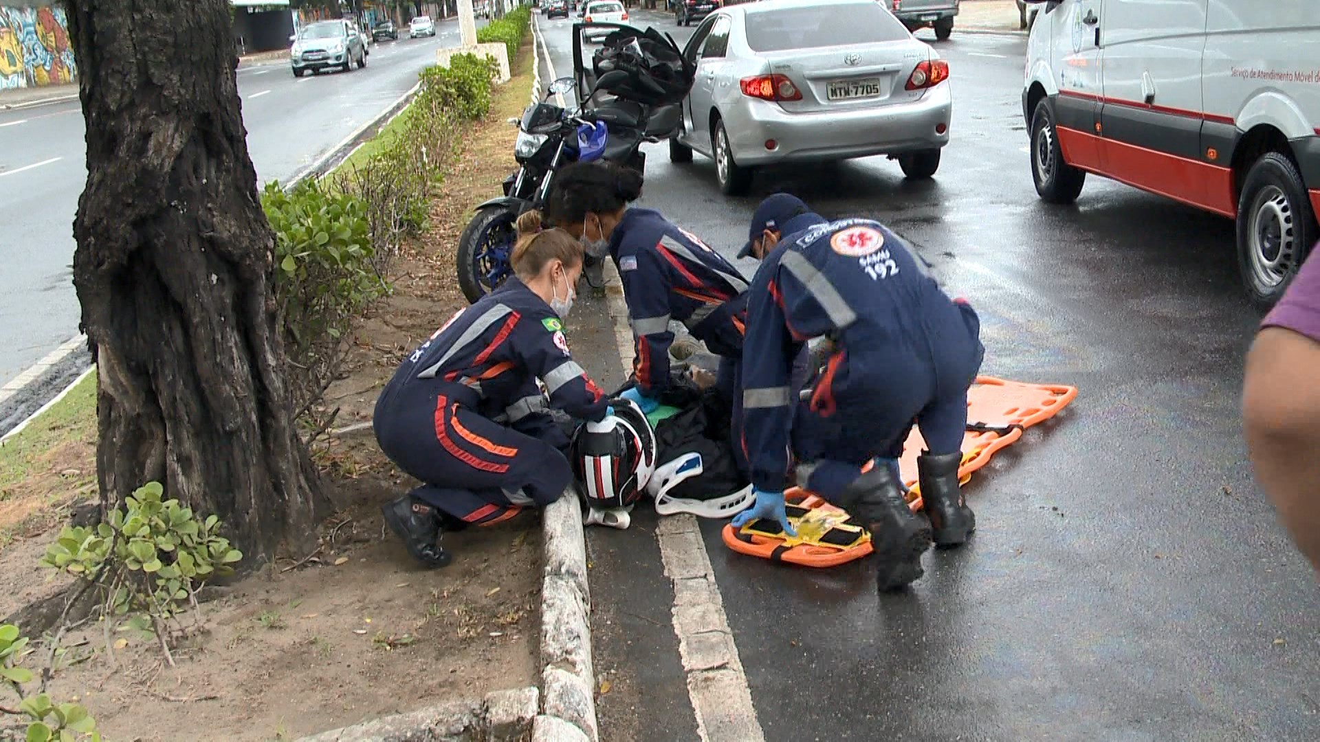 Motociclista fica ferido após perder controle de moto e cair em curva ...
