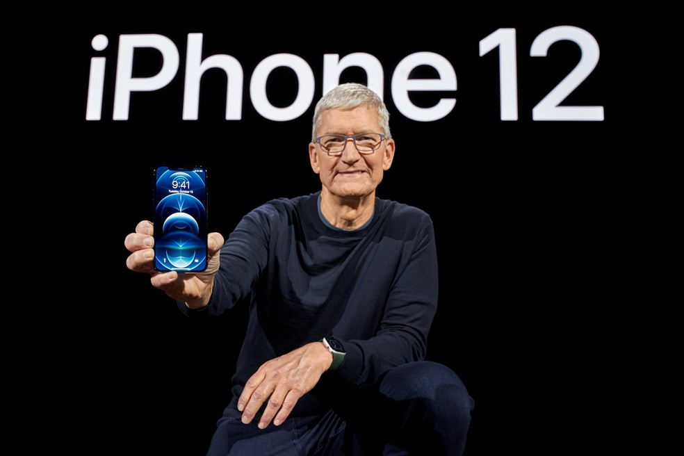 Mulher compra iPhone 12 Pro Max direto da Apple e recebe bebida de maçã  pelo correio 