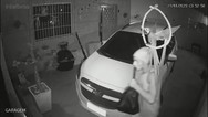 Foto: VÍDEO: ladrão invade casa, rouba celular de morador, que só percebe roubo após acordar atrasado