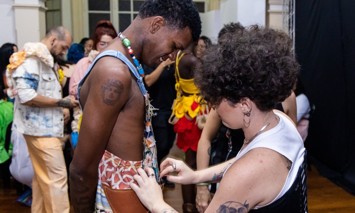 Curso gratuito de design de moda exclusivo para jovens LGBTQIA+ abre inscrições em Feira de Santana