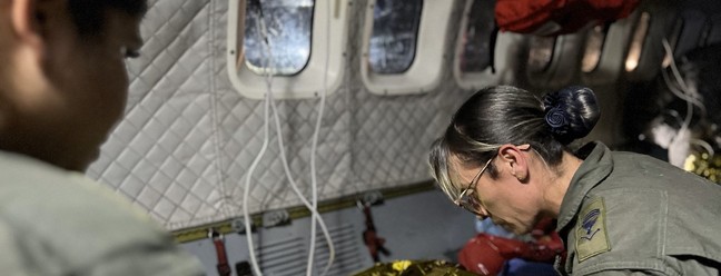 Médica examina uma das crianças. — Foto: HANDOUT COLOMBIAN AIR FORCE / COLOMBIAN AIR FORCE / AFP