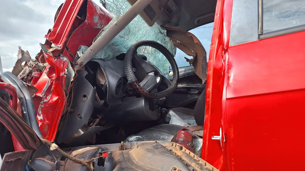 Acidente entre carro e ônibus aconteceu no setor Taquari, em Palmas — Foto: Carlos Gomes/TV Anhanguera