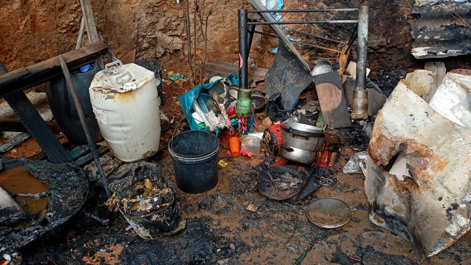 Dez dias após explosão com álcool que matou filho e neta, mulher tem casa  destruída pelo fogo em Cabo Frio