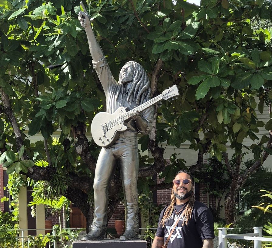 Cantor de reggae radicado em Fernando de Noronha grava clipe na Jamaica; VÍDEO