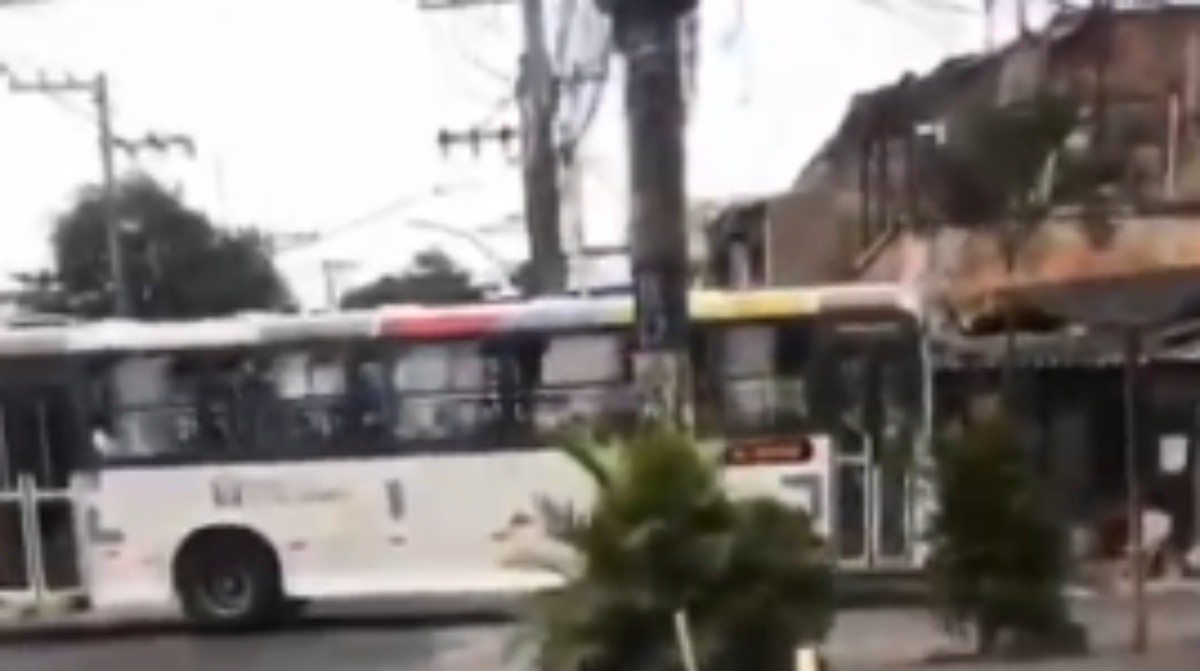 Ônibus é usado como barricada em Senador Camará