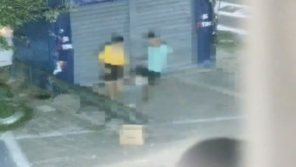 Polícia Militar prende homem que agrediu mulher com chutes no Centro de Fortaleza. — Foto: SSPDS/ Divulgação