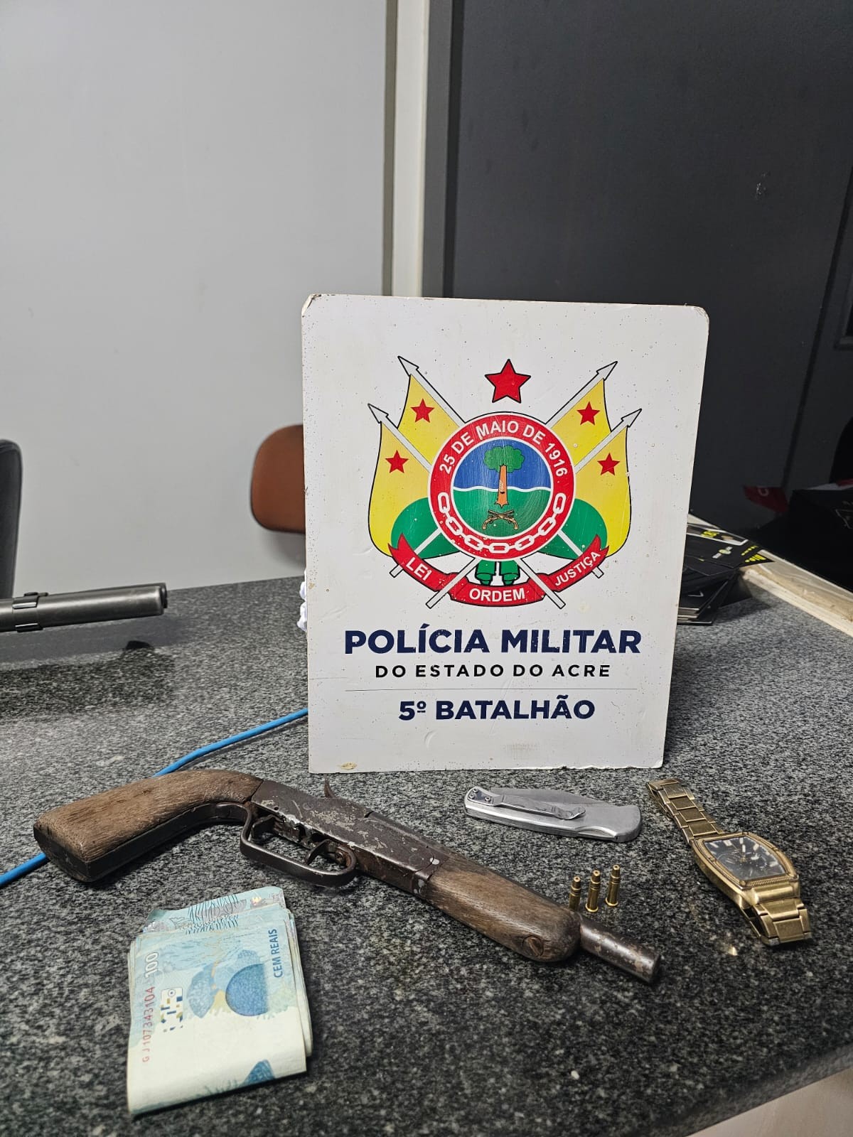 Mulher sobrevive a ataque do companheiro após conseguir se abrigar em veículo no Acre