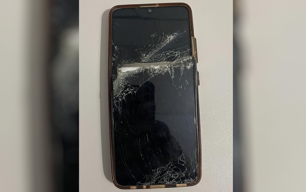 Celular supostamente quebrado pelo suspeito, em Guapó - Goiás  — Foto: Divulgação/PC