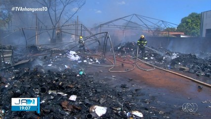 Incêndio de grandes proporções destrói galpão de recicláveis em Palmas