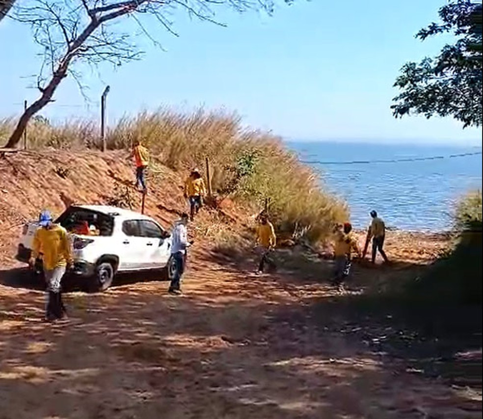 Justiça mandou interditar rampas de acesso ao Rio Paraná — Foto: Alex Schneider