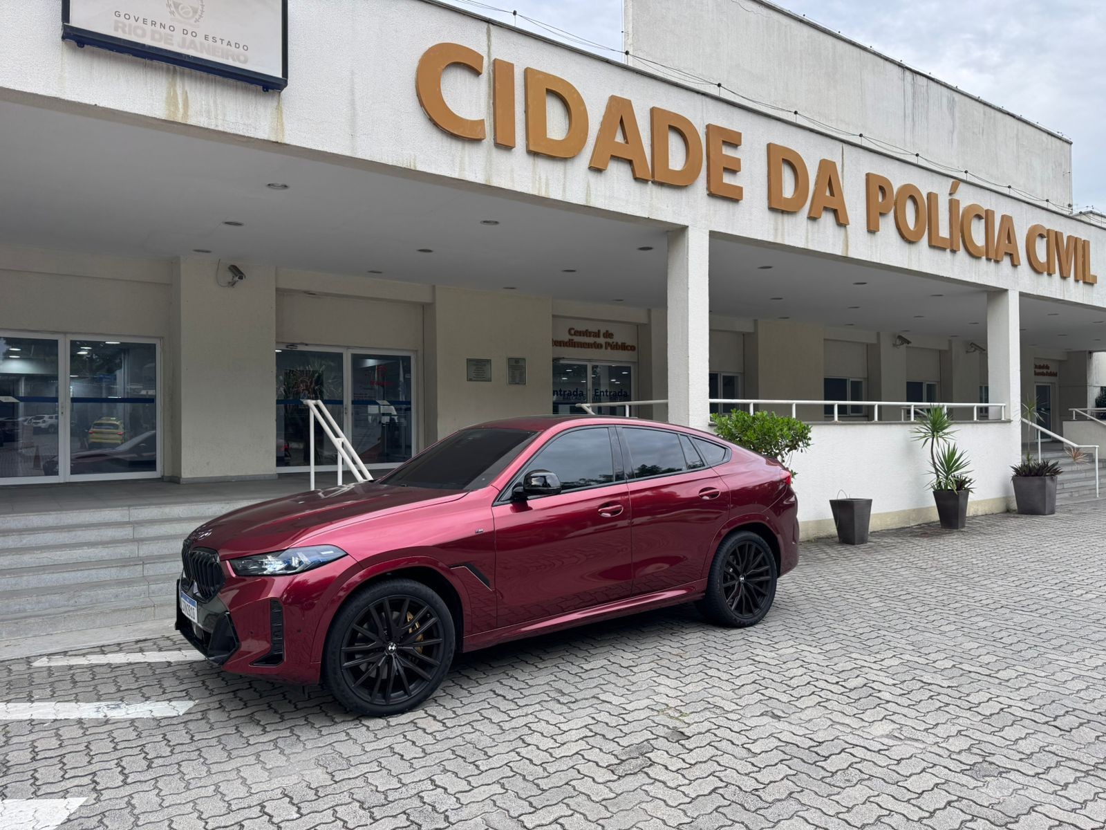 Carro de mais de R$ 1 milhão de Poze do Rodo foi levado à Cidade da Polícia por estar com cor diferente do documento; FOTOS