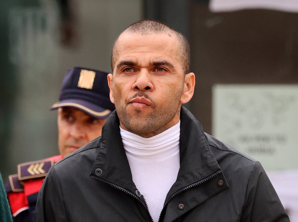 O ex-jogador brasileiro Daniel Alves, ao deixar a prisão de Brians 2, em Barcelona, em 25 de março de 2024. — Foto: Nacho Doce/ Reuters