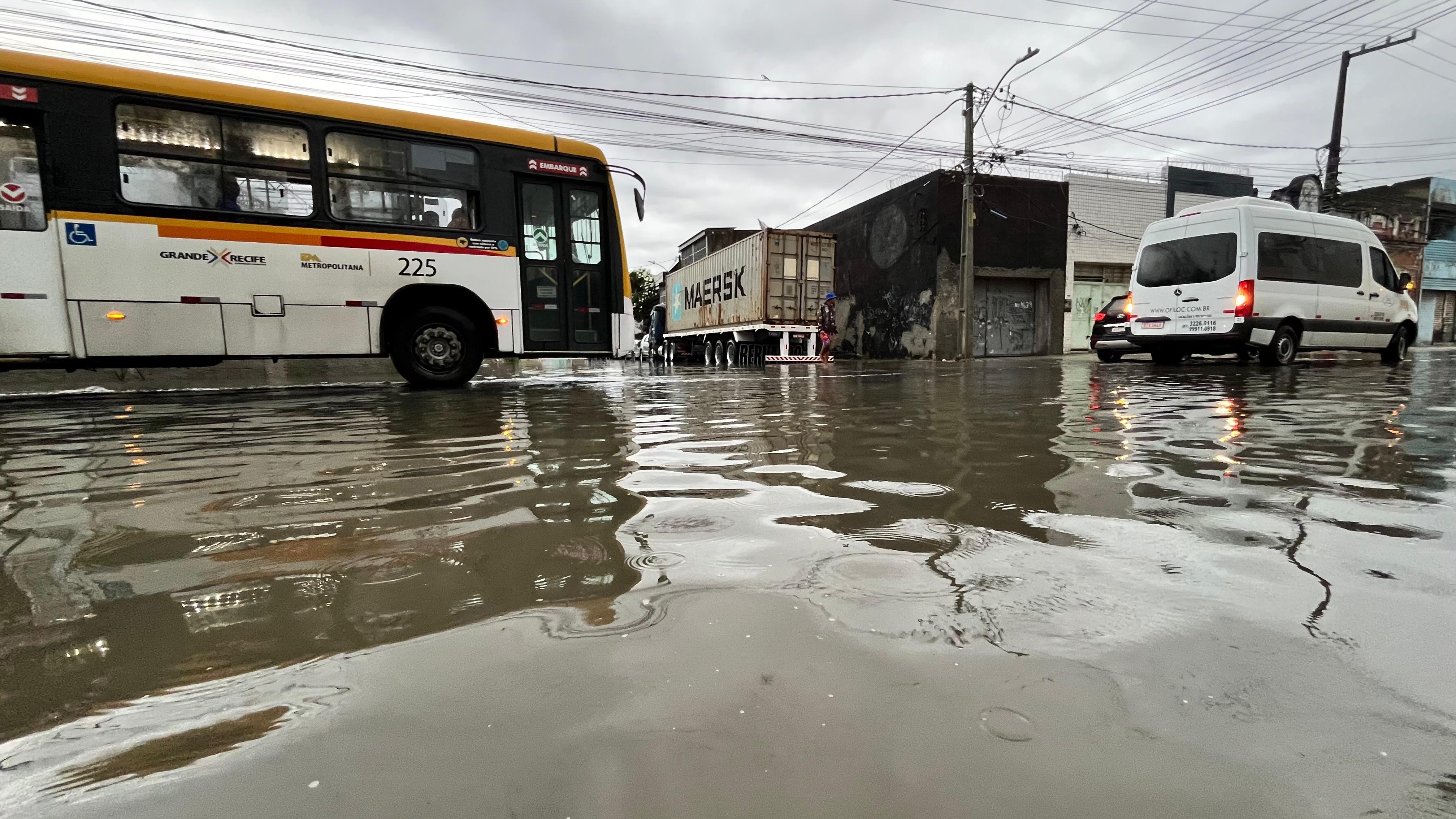 Chuva forte causa alagamentos, interdição de BR e queda de árvore no Grande Recife