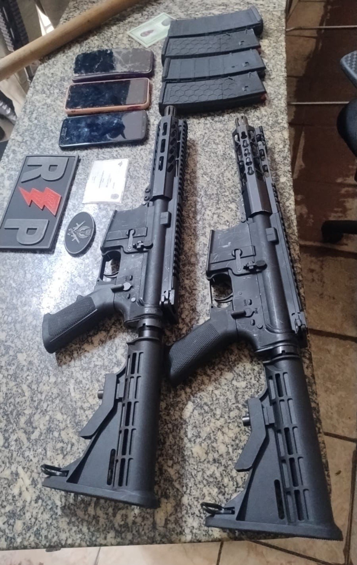PM prende dois suspeitos após encontrar dois fuzis dentro de casa em Mossoró