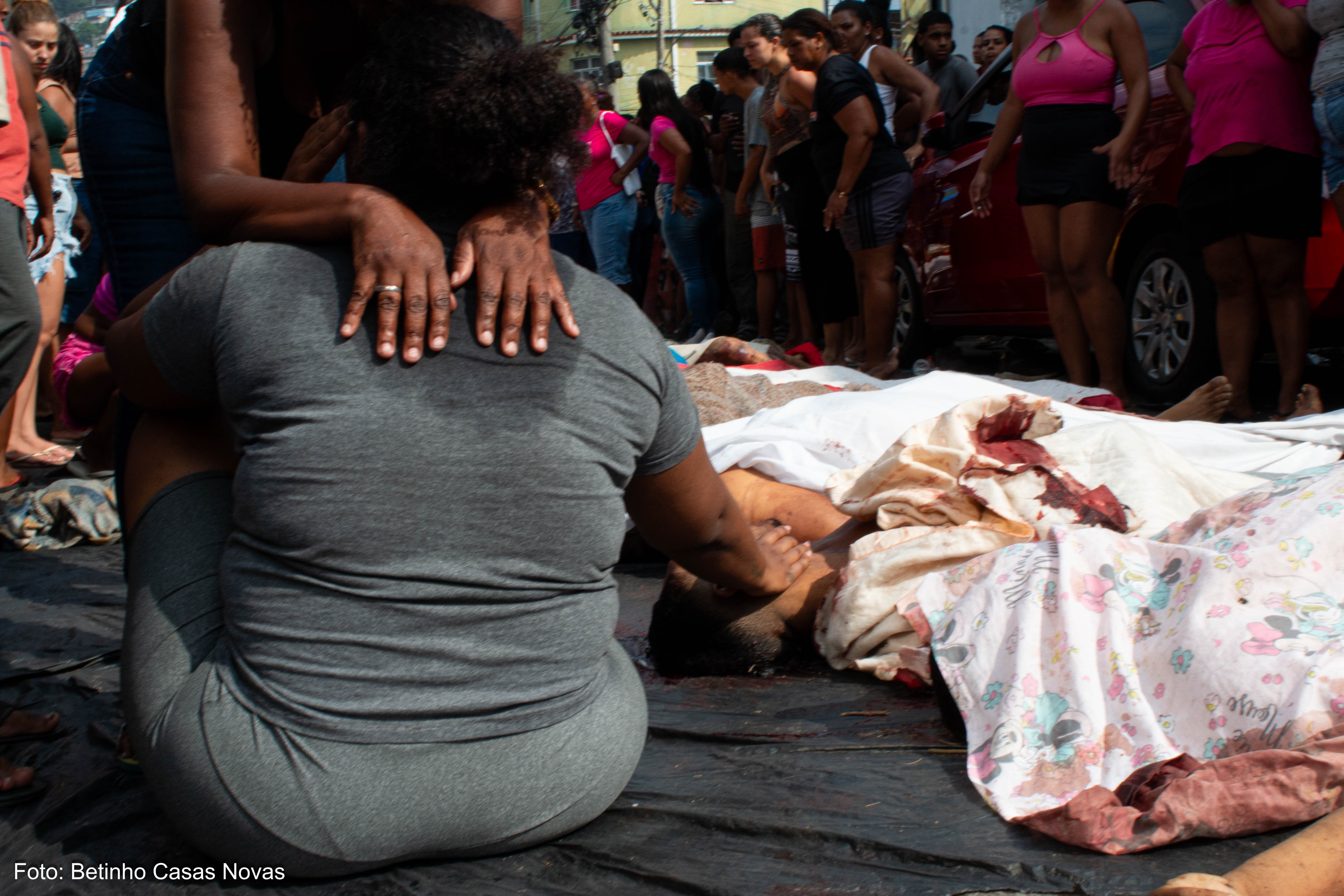 FOTOS: moradores tentam reconhecer corpos em praça do Complexo da Penha no dia seguinte a megaoperação
